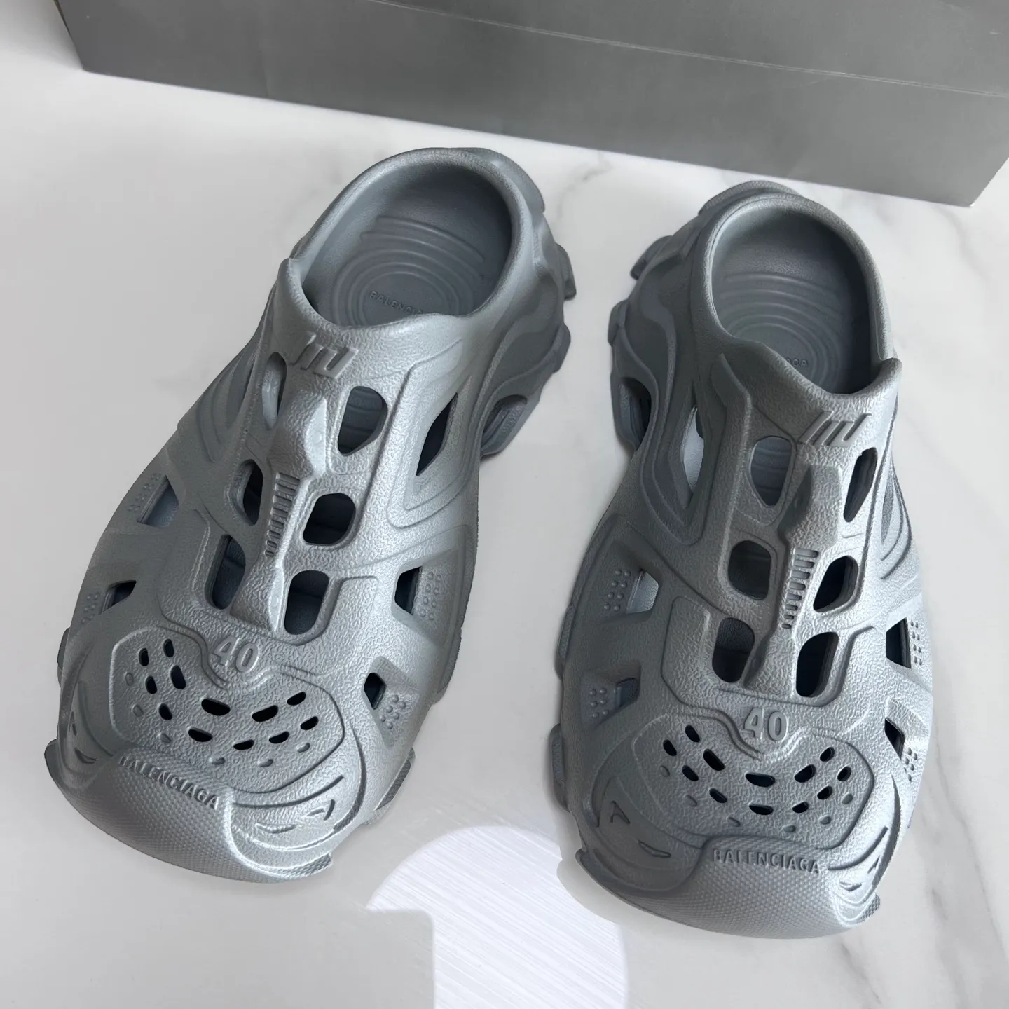 👟👟Ex-factory price 380👟👟 Balenciaga must-have beach shoes for summer: Men's and women's shoes are made of ultra-light 95% (injection molding) EVA plastic, 5% foam plastic foam cushioning material #Ultra-lightweight one-piece foam shoe mold ❗ New summer product, French high-end luxury brand - Balenciaga BALENCIAGA 3XL Rubber Low Top Sneakers 3XL version series summer beach wading versatile trendy lace-up casual sports hole sandals. Size: 35-46
